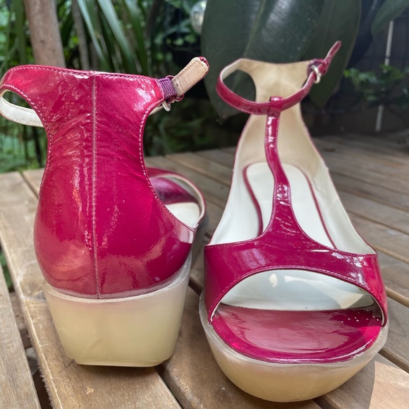 Patent leather dark fuschia, t-bar sandals. - Picture 2 of 6